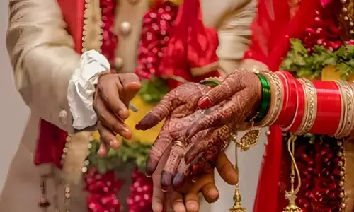 कमरे में मना रही थी पत्नी रंगरलिया, पति ने रंगे हाथों पकड़ा, पति ने खुद कराया पत्नी का विवाह! 25 साल बाद ऐसा... पूरी कहानी जानकर रो देंगे आप!