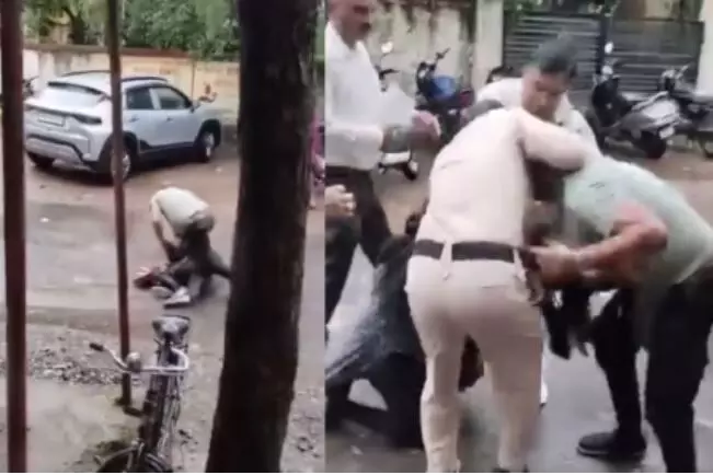 MP कोर्ट में हाई वोल्टेज ड्रामा! ITBP जवान ने पत्नी को घसीट घसीटकर पीटा, पुलिसकर्मी  को भी उठा के पटका, वीडियो वायरल