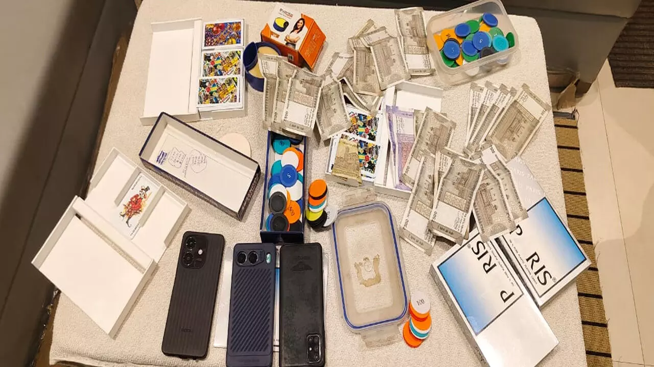 CG News: होटल के सुईट रूम में जुआ खेलते पकड़े गए जिला पंचायत सदस्य व रसूखदार, नकद और ताश की गड्डी बरामद