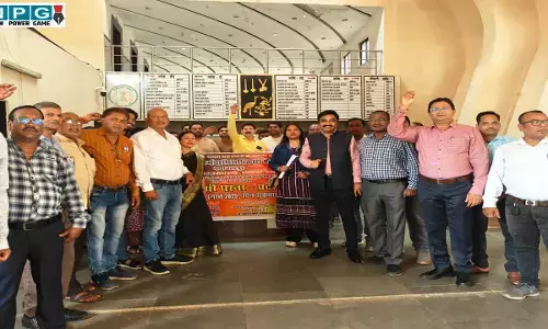CG News: हड़ताल का असर, फेडरेशन की हड़ताल से सरकारी ऑफिसों में पसरा रहा सन्नाटा, स्कूलों में लटके ताले