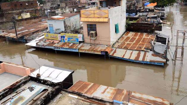 Flood in Kota : कोटा में लगातार बारिश से भीषण बाढ़, लोगों को बचाने सड़कों और गलियों में चली बोट, 100 से ज्यादा गांव का संपर्क टूटा, 200 से ज्यादा लोगों का रेस्क्यू