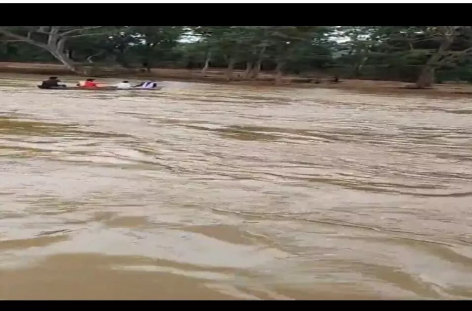 Dantewada News  : इंद्रावती नदी में नांव पलटने से बड़ा हादसा, एक ग्रामीण लापता, 4 सुरक्षित