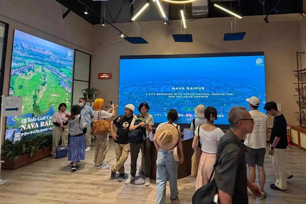 CM Vishnudeo Sai: जापान में वर्ल्ड एक्सपो 2025 के पहले ही दिन छत्तीसगढ़ पैवेलियन में उमड़ी रौनक, 22 हजार से अधिक दर्शकों ने किया अवलोकन CM Vishnudeo Sai: जापान में वर्ल्ड एक्सपो 2025 के पहले ही दिन छत्तीसगढ़ पैवेलियन में उमड़ी रौनक, 22 हजार से अधिक दर्शकों ने किया अवलोकन