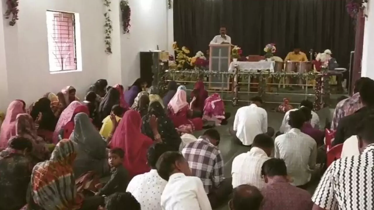 CG News: हिंदू होकर देवी-देवताओं पर की अशोभनीय टिप्पणी, चंगाई सभा का आयोजन कर लोगों को धर्मांतरण के लिए उकसाया, पुलिस ने किया युवक को किया गिरफ्तार