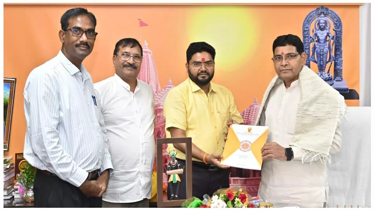 Chhattisgarh News: छत्तीसगढ़ मंत्री मंडल विस्तार: टंक राम वर्मा को उच्च शिक्षा विभाग की जिम्मेदारी, रावतपुरा सरकार यूनिवर्सिटी प्रतिनिधियों ने दी शुभकामनाएं...