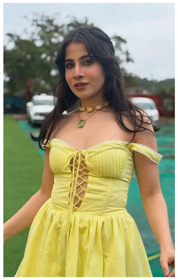 येलो ड्रेस में बार्बी डॉल लगी Urfi Javed, लेटेस्ट तस्वीरें हो रही तेजी से वायरल...