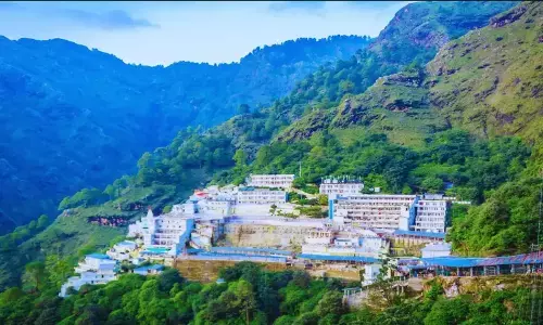 Vaishno Devi Yatra Suspended: भारी बारिश और भूस्खलन से रोकी गई वैष्णो देवी यात्रा, फंसे श्रद्धालुओं का रेस्क्यू जारी, जम्मू में बादल फटा, 4 की मौत