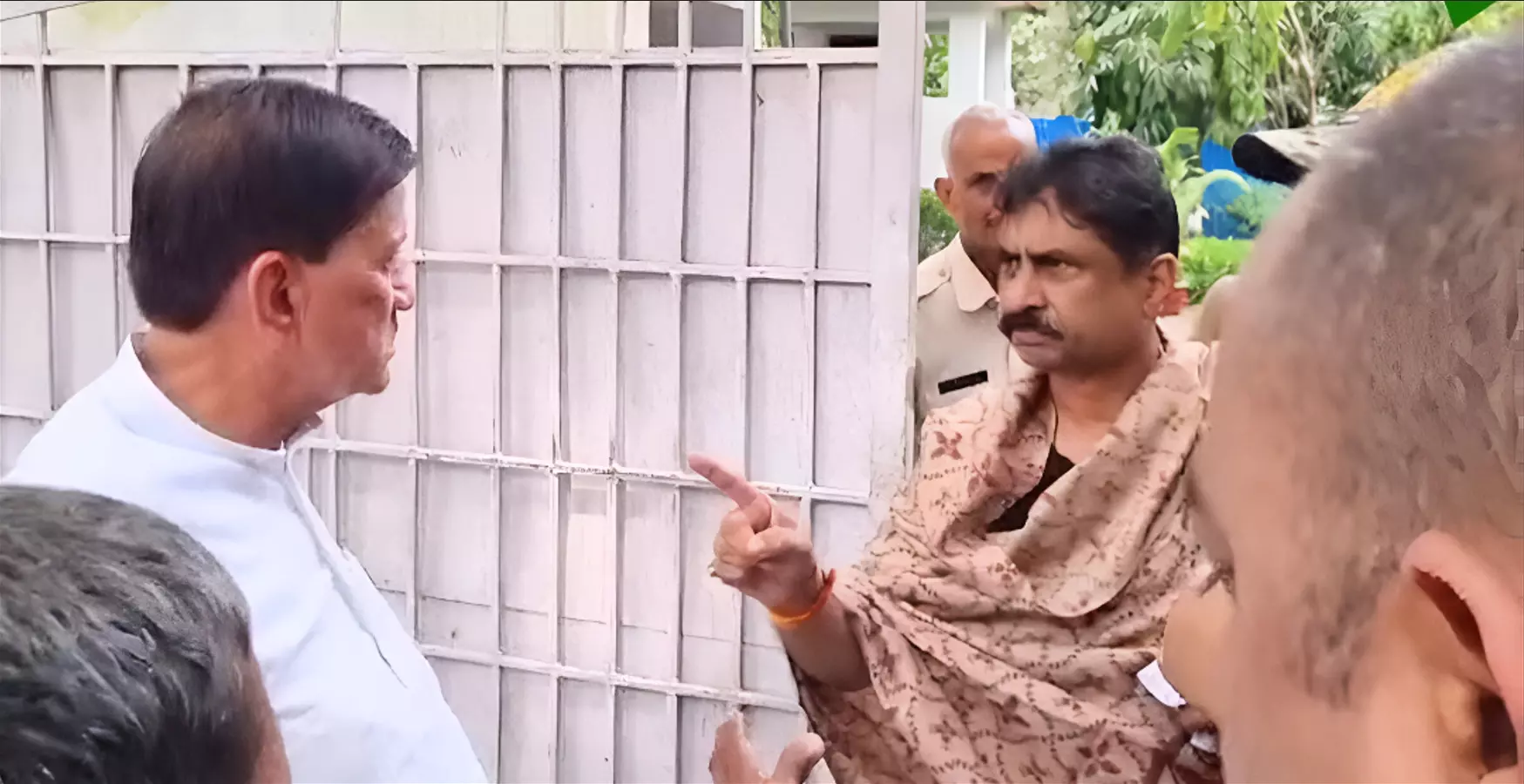 कलेक्टर को उंगली दिखाना पड़ा भारी, BJP विधायक ने तान दिया मुक्का, विधायक बोले- सबसे बड़ा चोर है.....