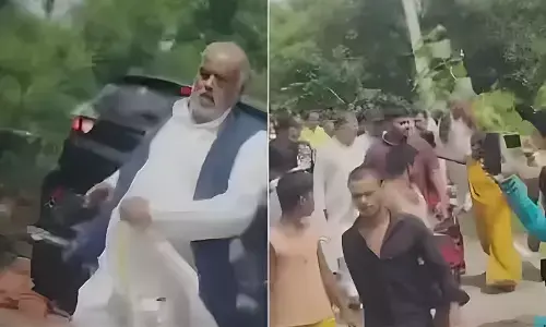 अभी-अभी: मंत्री पर जानलेवा हमला, बॉडीगार्ड घायल, ग्रामीणों ने दौड़ाया, काफिले का 1 किमी तक किया पीछा