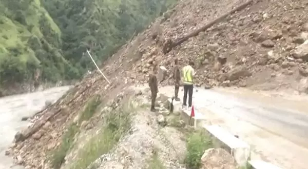 Chandigarh-Manali highway Close : चंडीगढ़ मनाली हाईवे का हुआ ऐसा हाल की पैदल जाने की भी जगह नहीं