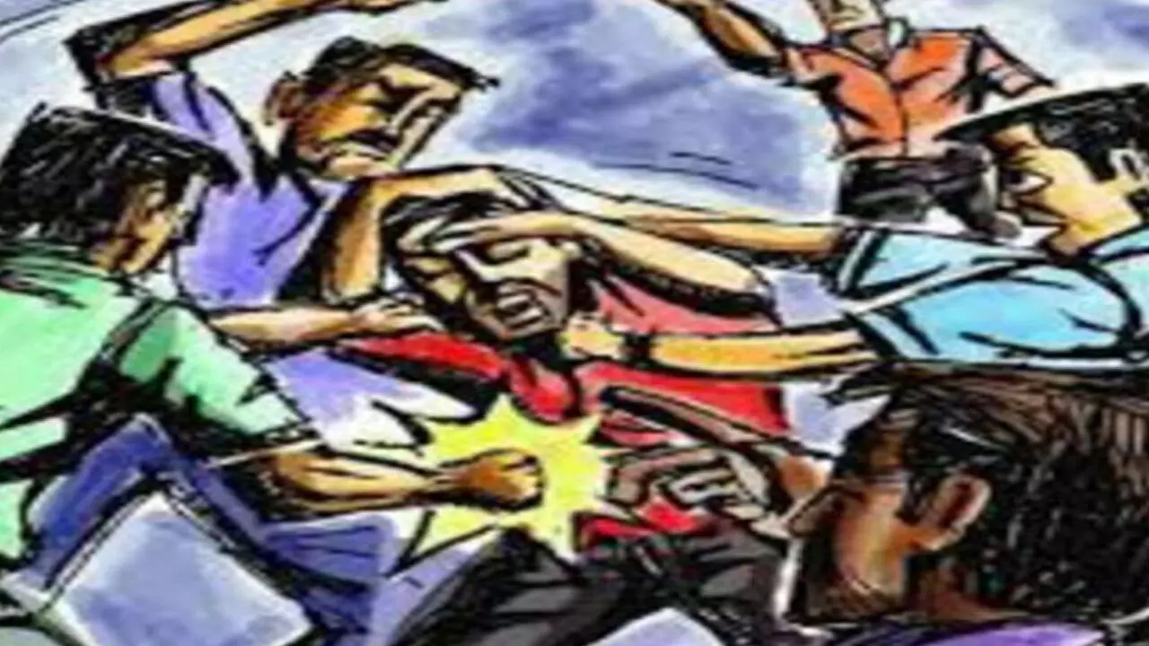 CG News: प्रेम विवाह से शुरू हुआ विवाद, पूर्व उप सरपंच की दुश्मनी में हुआ बलवा, महिलाओं ने भी जमकर भांजी लाठियां, पुलिस ने 11 लोगों को किया गिरफ्तार