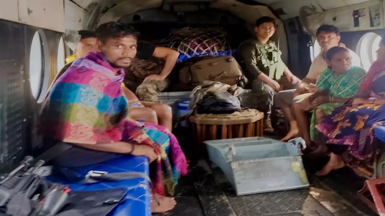 CG News: वायुसेना के जाबांजों ने दिखाया पराक्रम: बस्तर में बाढ़ के कहर के बीच वायुसेना का साहसिक रेस्क्यू, 6 ग्रामीणों को बचाया गया