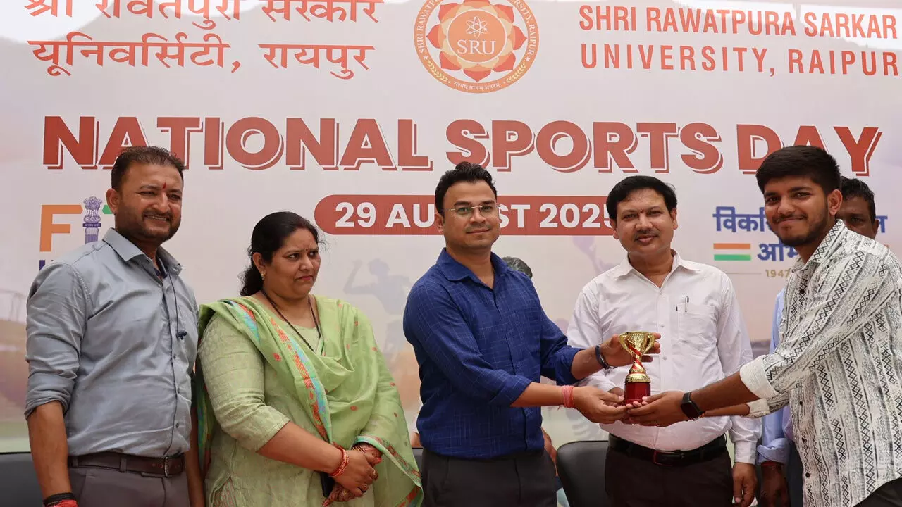 CG News: राष्ट्रीय खेल दिवस पर श्री रावतपुरा सरकार यूनिवर्सिटी में विविध खेल प्रतियोगिताओं का आयोजन, महान हॉकी खिलाड़ी मेजर ध्यानचंद की स्मृति में मनाया गया खेल दिवस, विद्यार्थियों में दिखा उत्साह और जोश