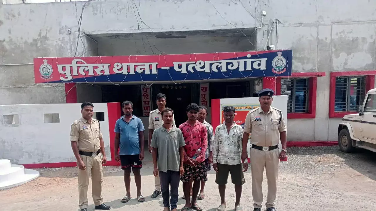 CG Crime News: गौ वंश काटकर खाने वाले पांच आरोपी गिरफ्तार, खेत में बना रहे थे, तभी पहुंची पुलिस...