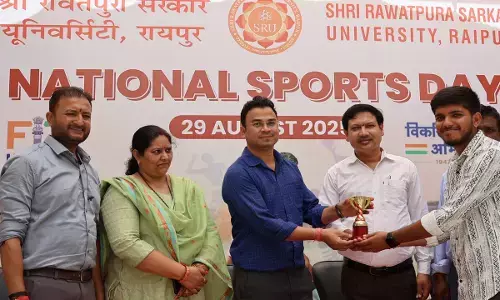 CG News: राष्ट्रीय खेल दिवस पर श्री रावतपुरा सरकार यूनिवर्सिटी में विविध खेल प्रतियोगिताओं का आयोजन, महान हॉकी खिलाड़ी मेजर ध्यानचंद की स्मृति में मनाया गया खेल दिवस, विद्यार्थियों में दिखा उत्साह और जोश