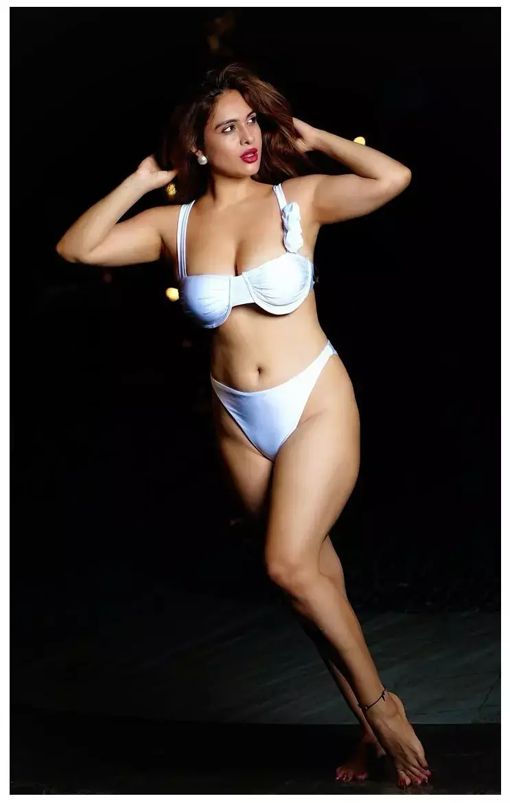 व्हाइट बिकिनी में Neha Malik ने करवाई बोल्ड फोटोशूट, किलर लुक देख फैंस के छूटे पसीने...