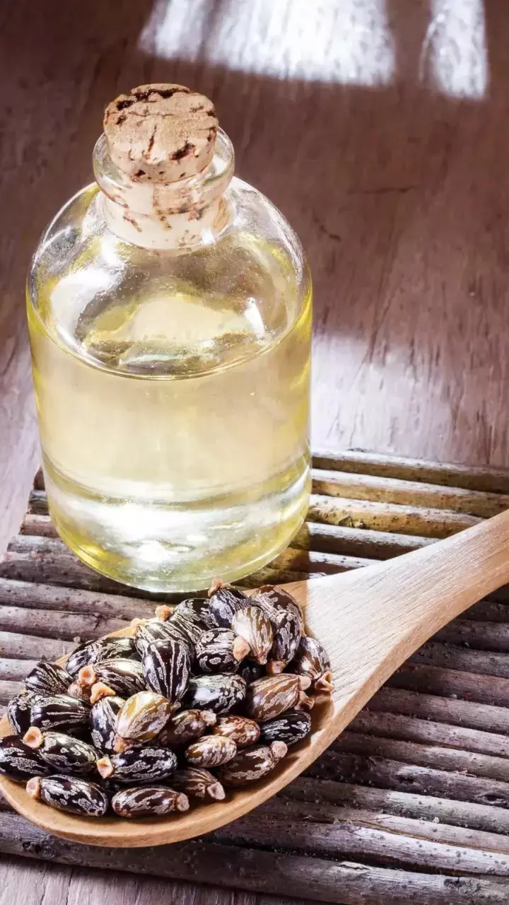 Nabhi Me Castor Oil Lagane Ke Fayde: नाभि पर कैस्टर ऑयल लगाने से क्या होता है?