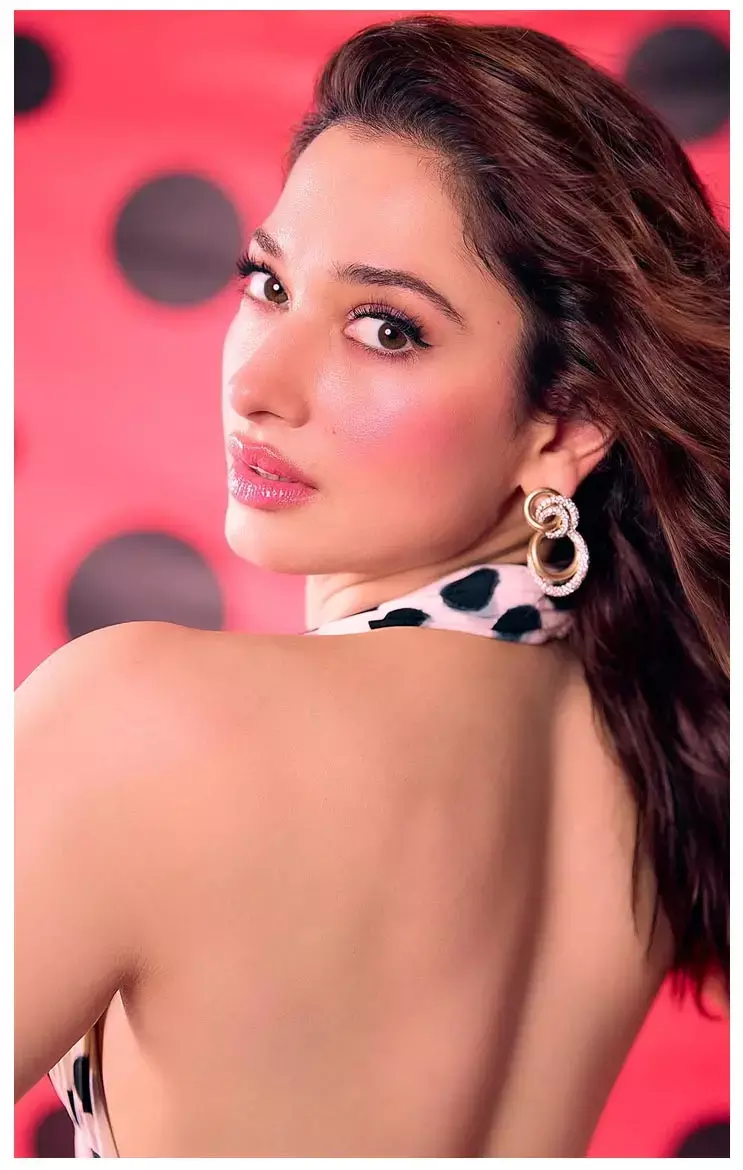 बैकलेस ड्रेस में Tamannaah Bhatia ने बनी बार्बी गर्ल, देखिए हॉट फोटोशूट...