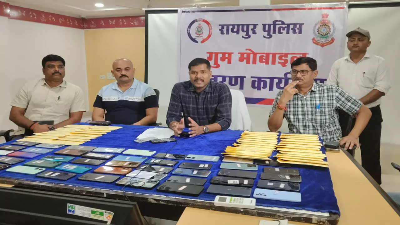 Raipur News: गुम मोबाइल पाकर खिल उठे चेहरे, पुलिस ने 20 लाख के 100 मोबाइल खोजकर उनके मालिकों को सौंपे Raipur News: गुम मोबाइल पाकर खिल उठे चेहरे, पुलिस ने 20 लाख के 100 मोबाइल खोजकर उनके मालिकों को सौंपे