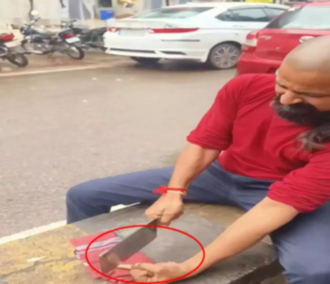 गौ रक्षा के लिए चौंकाने वाला कदम: राजधानी में सामाजिक कार्यकर्ता ने सड़क पर काटी अपनी उंगली, मचा हड़कंप