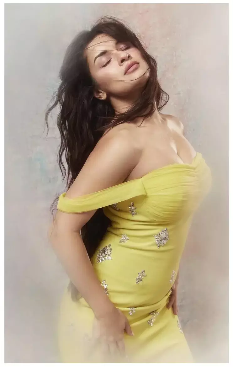 Avneet Kaur ने खुली जुल्फें, येलो गाउन में लगाई इंटनेट पर बोल्डनेस का तड़का...