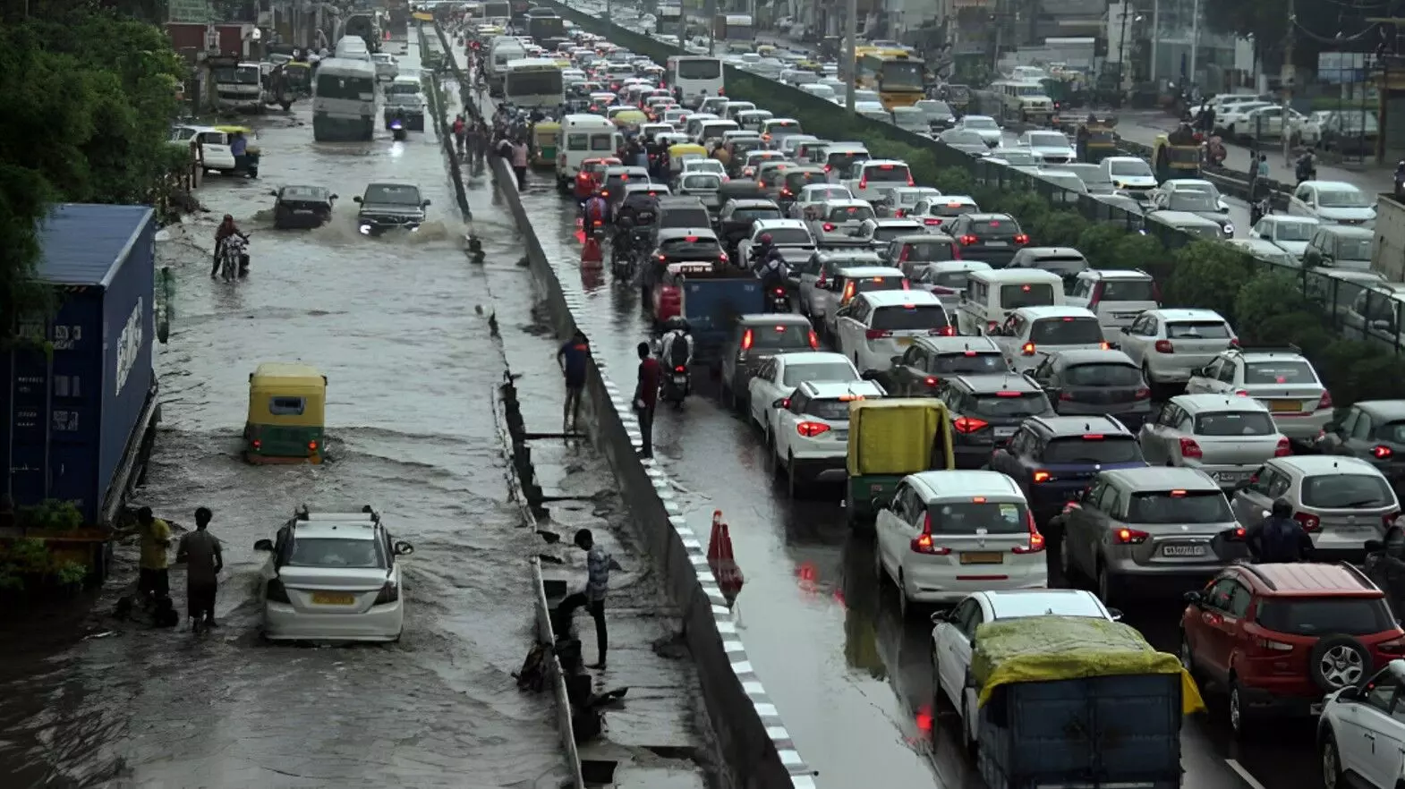 Gurugram Floods: गुरुग्राम में बारिश से हाहाकार! 4 फीट पानी, 10 KM जाम, स्कूल बंद, बारिश ने बना दी मिलेनियम सिटी को सिंक सिटी!