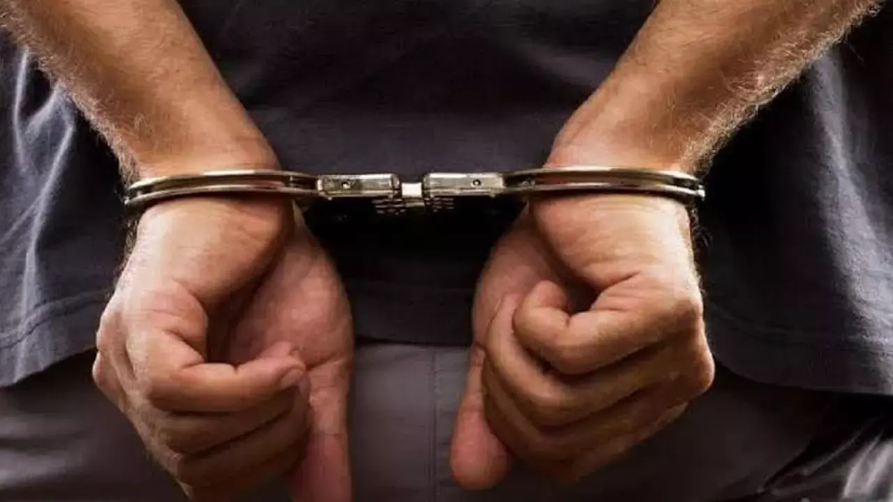 CG News: छात्रावास अधीक्षक गिरफ्तार: पेड़ काटने के दौरान चौथी कक्षा के छात्र की हुई थी मौत, मामले में छात्रावास अधीक्षक और भृत्य गिरफ्तार