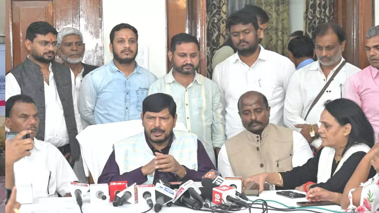 CG News: केंद्रीय राज्य मंत्री रामदास अठावले ने छत्तीसगढ़ सरकार के वरिष्ठ अधिकारियों की ली बैठक, विभिन्न योजनाओं की प्रगति की विस्तार से की समीक्षा...