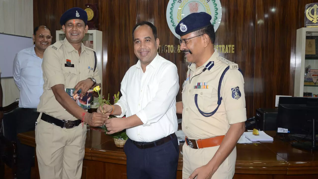 CG News: बेबीलोन टॉवर में रात 3 बजे फिर लगी आग, SDM, कमांडेंट, TI ने जान पर खेलकर नौंवे फ्लोर से 40 लोगों को ऐसे बचाया, कलेक्टर, SSP ने किया सम्मानित