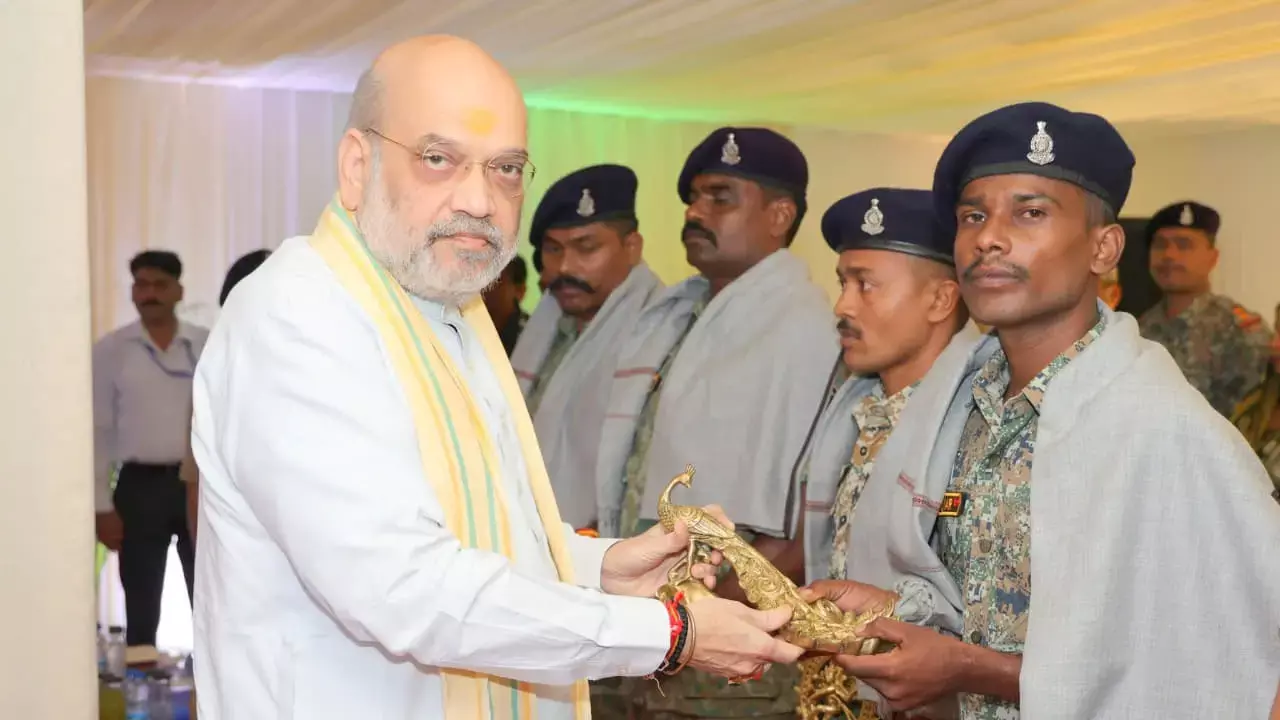 CG Naxal News: गृह मंत्री अमित शाह ने ‘ऑपरेशन ब्लैक फॉरेस्ट’ में शामिल छत्तीसगढ़ के जवानों को किया सम्मानित, बोले-जब तक सभी नक्सली समाप्त न हो जाये तब तक चैन से नहीं बैठेंगे...