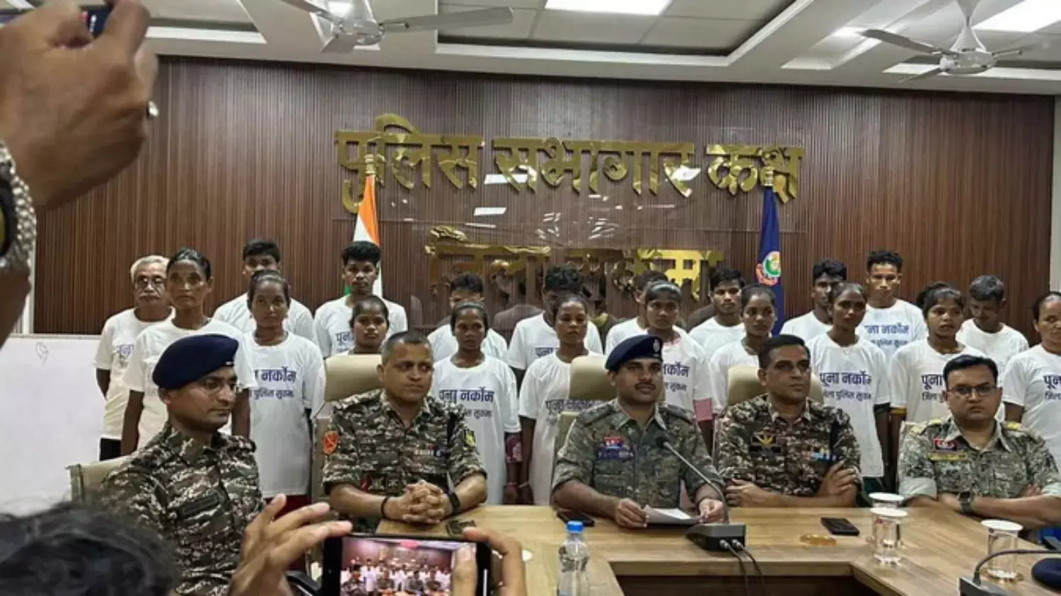 CG Breaking: लाल आतंक का मार्ग छोड़ 33 लाख के इनामी 20 कुख्यात नक्सलियों ने किया सरेंडर