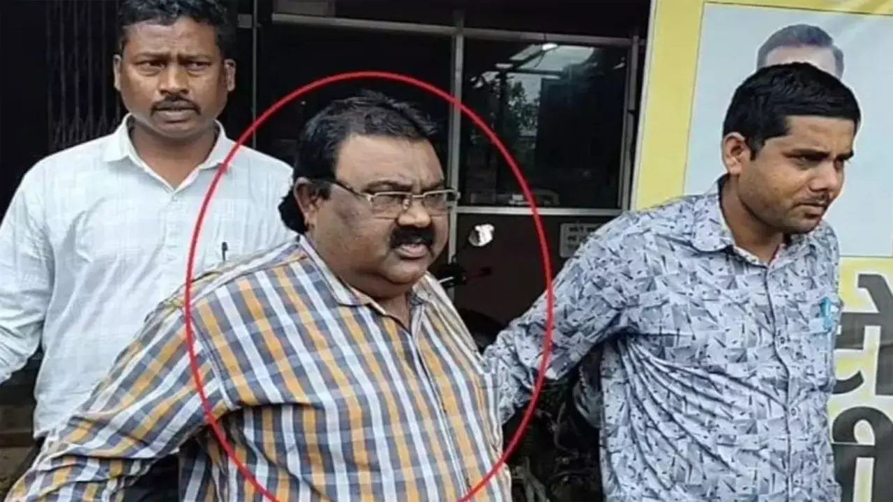 CG News: रिश्वत लेते रंगे हाथों गिरफ्तार हुआ पटवारी संघ का अध्यक्ष, ACB ने किया गिरफ्तार