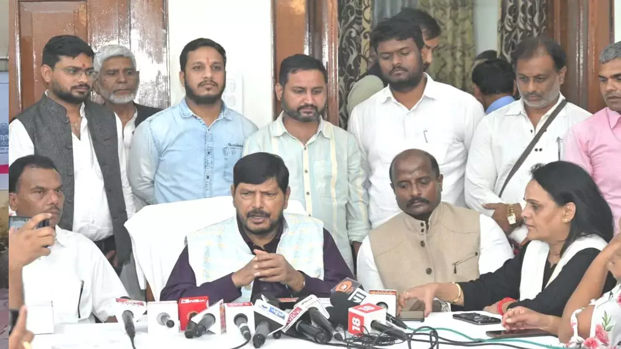 CG News: केंद्रीय राज्य मंत्री रामदास अठावले ने छत्तीसगढ़ सरकार के वरिष्ठ अधिकारियों की ली बैठक, विभिन्न योजनाओं की प्रगति की विस्तार से की समीक्षा...