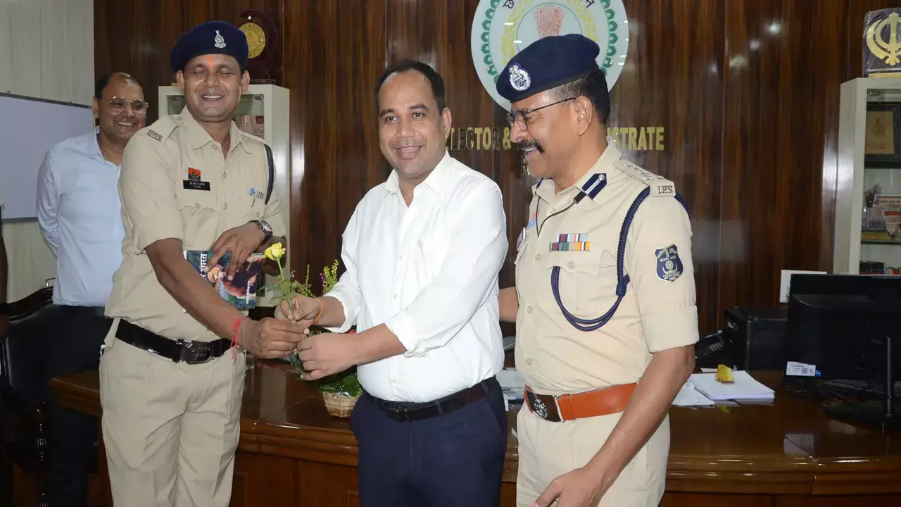 CG News: बेबीलोन टॉवर में रात 3 बजे फिर लगी आग, SDM, कमांडेंट, TI ने जान पर खेलकर नौंवे फ्लोर से 40 लोगों को ऐसे बचाया, कलेक्टर, SSP ने किया सम्मानित