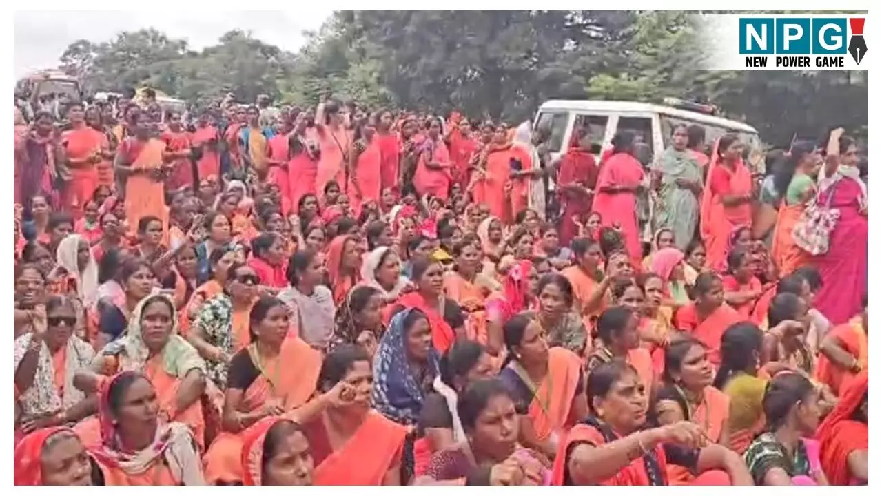 CG Mitanin Hadtal: मितानिनों ने किया स्टेट हाईवे जाम: मितानिनों ने स्टेट हाईवे पर दिया धरना, एक घंटे से इस मार्ग पर आवागमन है ठप, देखिए वीडियो