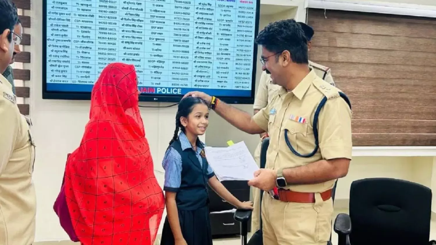 MP News: 8 साल की बच्ची को पुलिस विभाग में मिली सरकारी नौकरी, SP ने सौंपा ज्वाइनिंग लेटर, जानिये कितनी होगी सैलरी MP News: 8 साल की बच्ची को पुलिस विभाग में मिली सरकारी नौकरी, SP ने सौंपा ज्वाइनिंग लेटर, जानिये कितनी होगी सैलरी