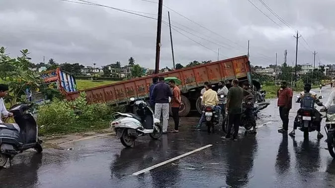 Jagdalpur News : अरेरे... गई ट्रक पानी में, NH-30 पर तेज रफ्तार ट्रक अनियंत्रित होकर तालाब में जा घुसी