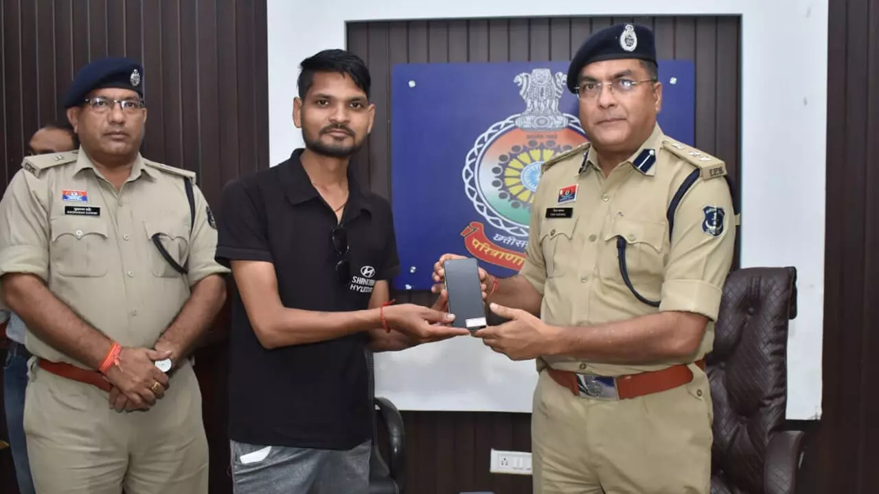 Durg News: पुलिस की साइबर टीम ने 303 गुम मोबाइल किया बरामद, 70 लाख की संपत्ति मालिकों तक पहुंचाई जा रही Durg News: पुलिस की साइबर टीम ने 303 गुम मोबाइल किया बरामद, 70 लाख की संपत्ति मालिकों तक पहुंचाई जा रही