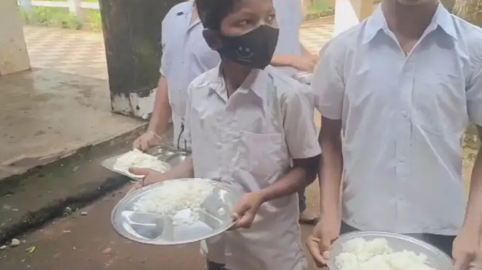 Bastar News : सुकमा के छात्रावास में फिनाइल कांड थमा नहीं की अब बच्चों को परोसा जा रहा सिर्फ नमक चावल, अधीक्षक निलंबित