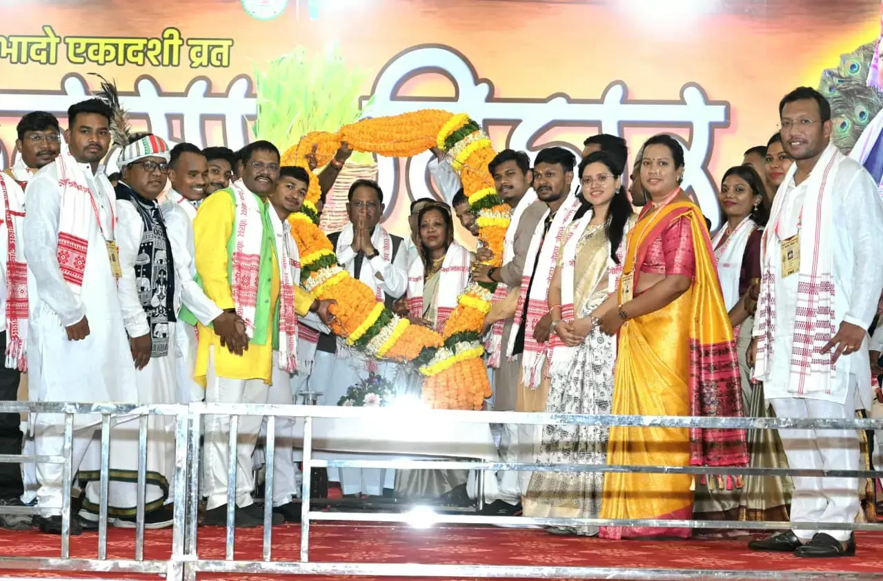 Photo: करमा तिहार के रंग में डूबा मुख्यमंत्री निवास, CM विष्णुदेव हुए कार्यक्रम में शामिल, करमा दलों को सम्मानित कर किया प्रोत्साहित