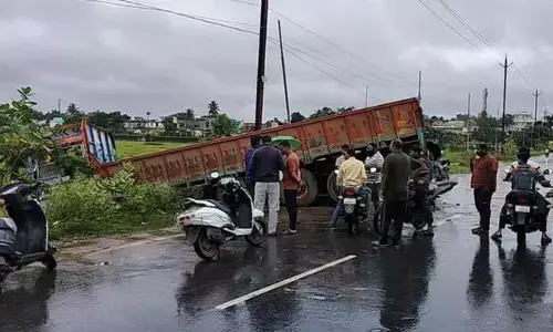 Jagdalpur News : अरेरे... गई ट्रक पानी में, NH-30 पर तेज रफ्तार ट्रक अनियंत्रित होकर तालाब में जा घुसी