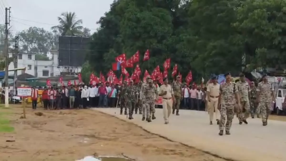 Dharmantaran mamala : नारायणपुर में केरल के सांसद संतोष कुमार ने सीपीआई कार्यकर्ताओं के साथ निकली रैली