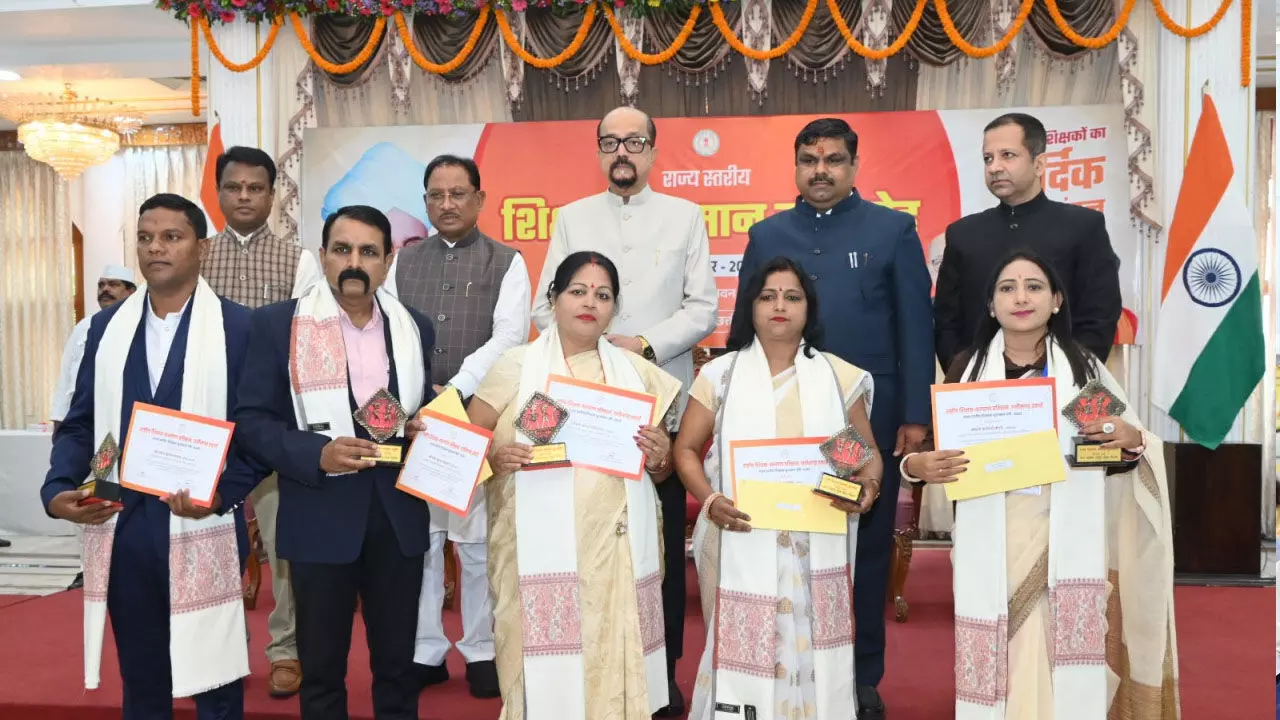 CG News: राजभवन में 64 शिक्षकों का सम्मान, राज्यपाल बोले-शिक्षक अपने विद्यार्थियों के लिए रोल माॅडल, सीएम ने कहा-शिक्षा के बिना जीवन अधूरा
