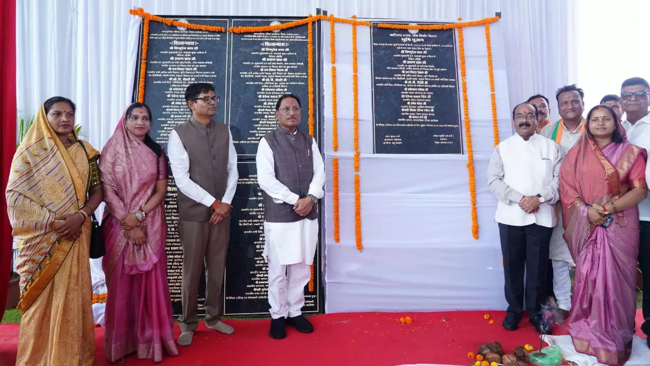 CG News: 4000 पंचायतों में शुरू होंगे अटल डिजिटल सेवा केंद्र, CM विष्णुदेव ने खरसिया में की कई बड़ी घोषणाएं, रेलवे ओवरब्रिज सहित 66.84 करोड़ के विकास कार्यों का भूमिपूजन