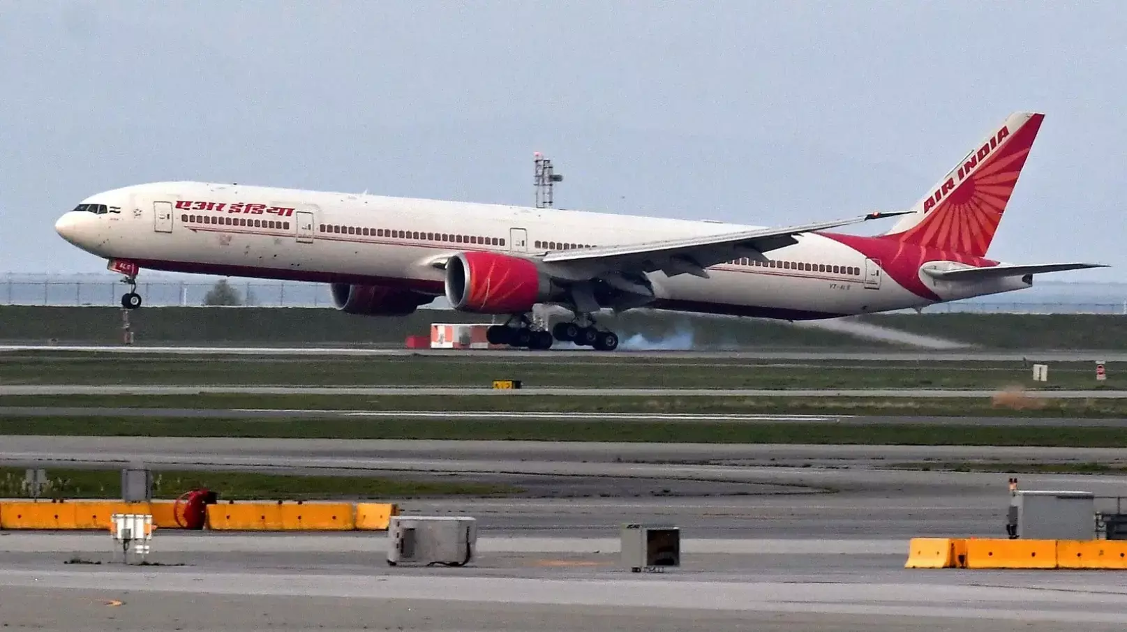 MP Breaking News: एयर इंडिया एक्सप्रेस का इंजन फेल... बाल-बाल बचीं 161!  इंदौर एयरपोर्ट पर इमरजेंसी लैंडिंग, जानिए पूरी डिटेल?