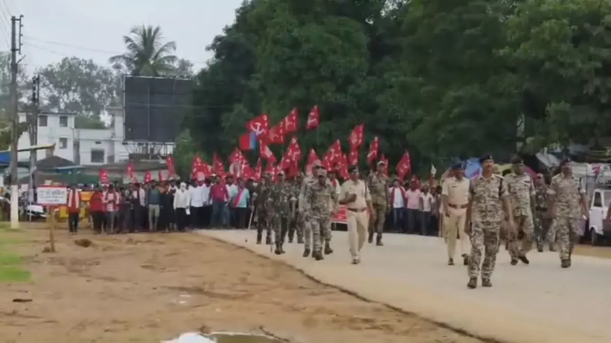 Dharmantaran mamala : नारायणपुर में केरल के सांसद संतोष कुमार ने सीपीआई कार्यकर्ताओं के साथ निकली रैली