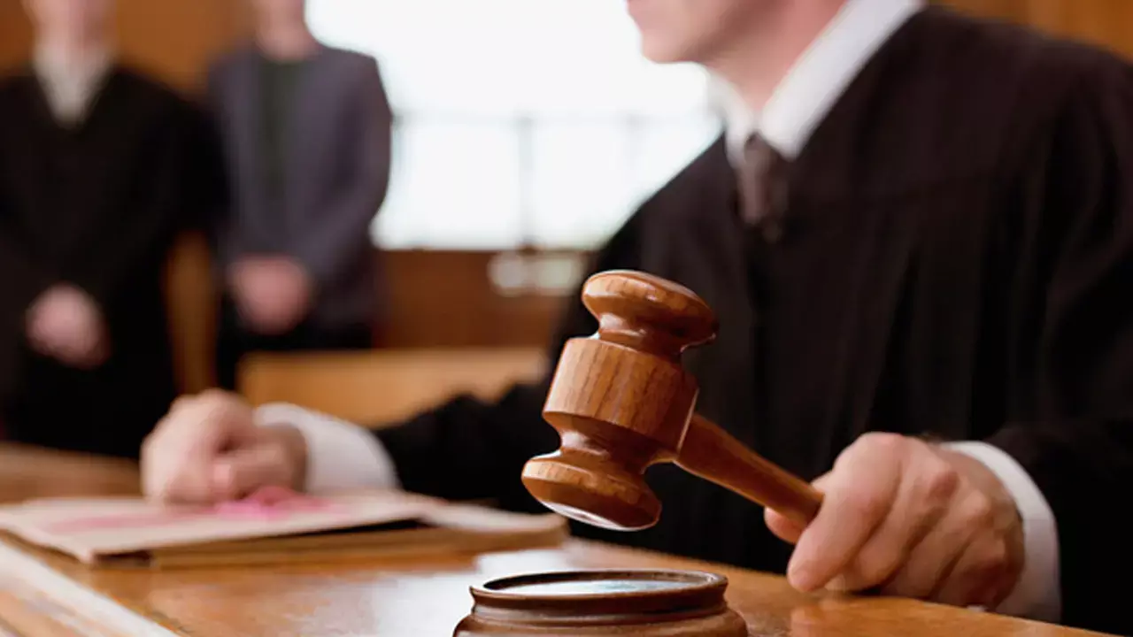 CG News: VIP कॉलोनी में सनसनी, दिनदहाड़े जज का बंगला बना चोरों का निशाना, चोर ले गए चांदी की कटोरी-चम्मच और CCTV सिस्टम, सुरक्षा व्यवस्था पर उठे सवाल