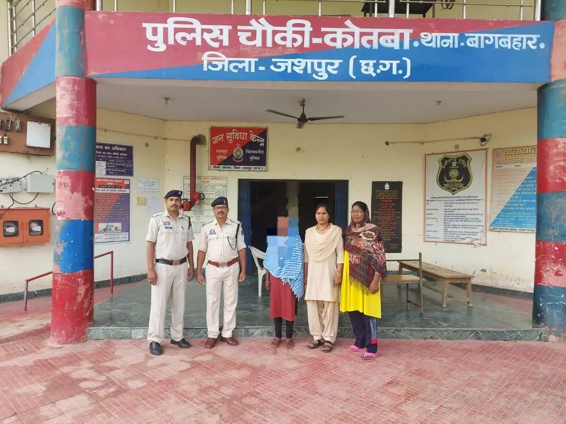 Jashpur News: 25 साल की युवती भगा ले गई नाबालिग बालक को, तेलंगाना में बनाया शारीरिक संबंध, अब पुलिस ने पकड़ा