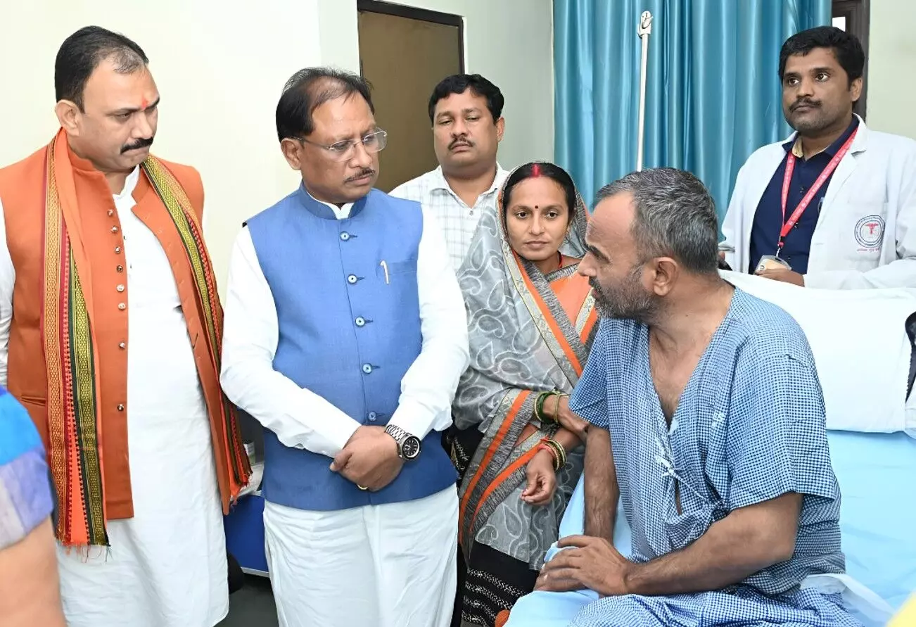 CM विष्णुदेव साय का मानवीय चेहरा: रायपुर AIIMS में पहुंचे, हादसे में घायल दो लोगों को दी 5-5 लाख की मदद