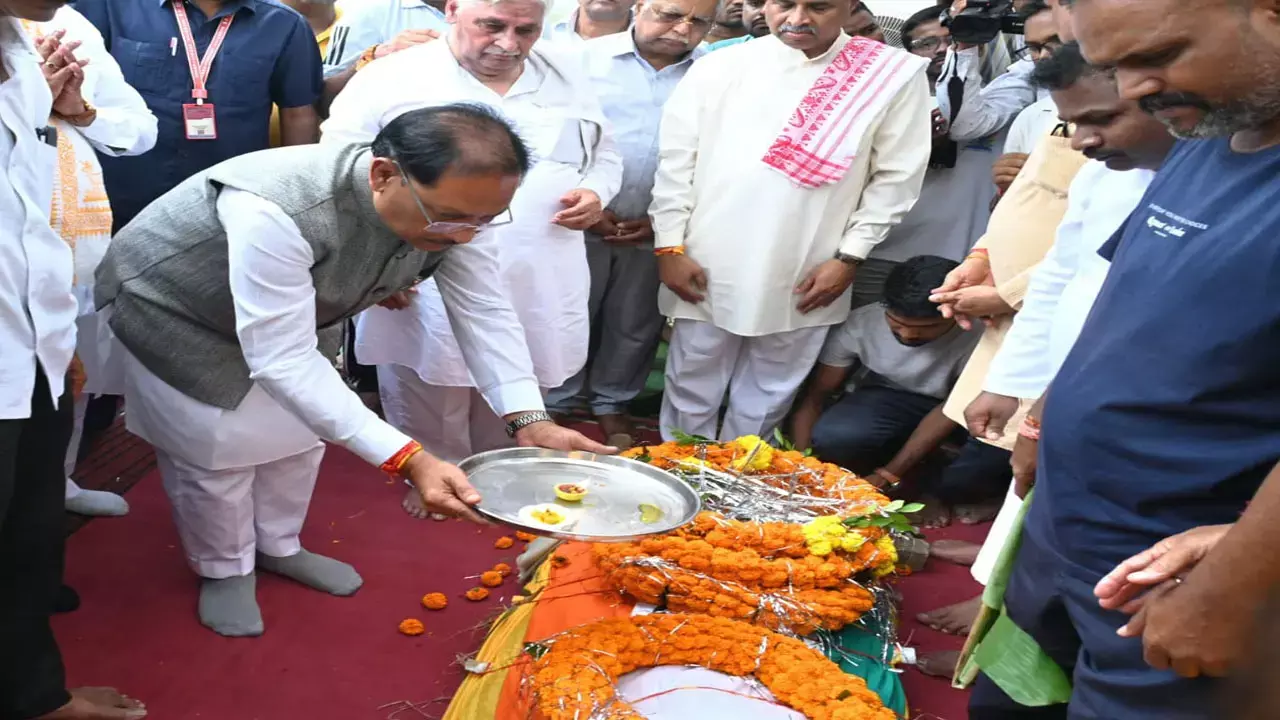 CG News: मुख्यमंत्री साय ने पूर्व प्रांत प्रचारक शांताराम को दी श्रद्धांजलि, पार्थिव शरीर पर पुष्पचक्र अर्पित कर किया नमन